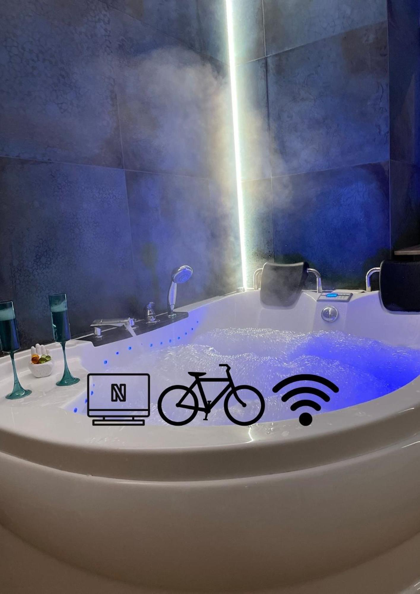 Jacuzzi & Bike Apartment, クラクフ エクステリア 写真